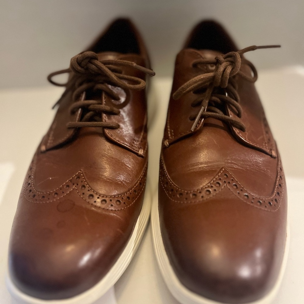 PRE-OWNED COLE HAAN MEN'S ORIGINAL GRAND WINGTIP OXFORDS- BROWN- 9.5 MEDIUM